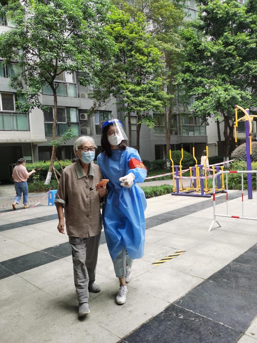 2022.9.5綜合辦公室行政文秘何彥同志（預(yù)備黨員）參與營門口街道銀桂社區(qū)所住小區(qū)（金牛區(qū)華宇錦城名都）協(xié)助核酸檢測秩序維護、負(fù)責(zé)幫助參加核酸的有困難老人、孩童 (1)