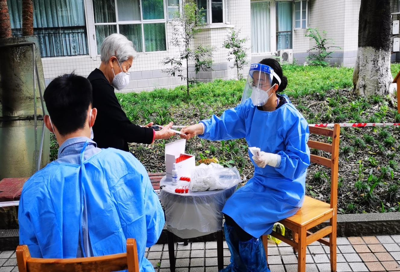2022.9.4現(xiàn)代農(nóng)擔(dān)黨支部組織委員、副總經(jīng)理高洪燕在所住小區(qū)（武侯區(qū)雙楠花園）協(xié)助社區(qū)核酸檢測登記、掃碼工作