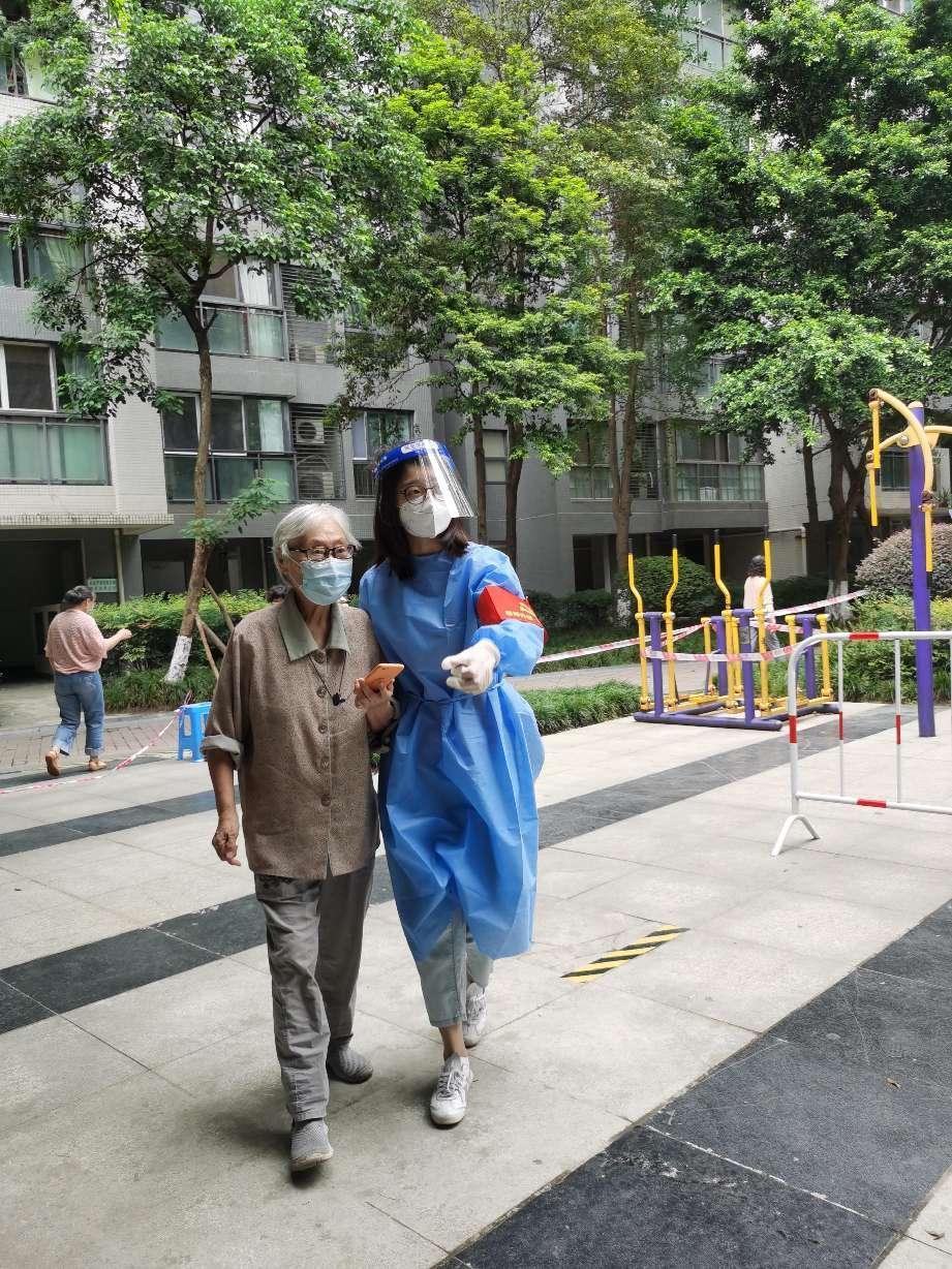 2022.9.5綜合辦公室行政文秘何彥同志（預備黨員）參與營門口街道銀桂社區(qū)所住小區(qū)（金牛區(qū)華宇錦城名都）協(xié)助核酸檢測秩序維護、負責幫助參加核酸的有困難老人、孩童 (1)