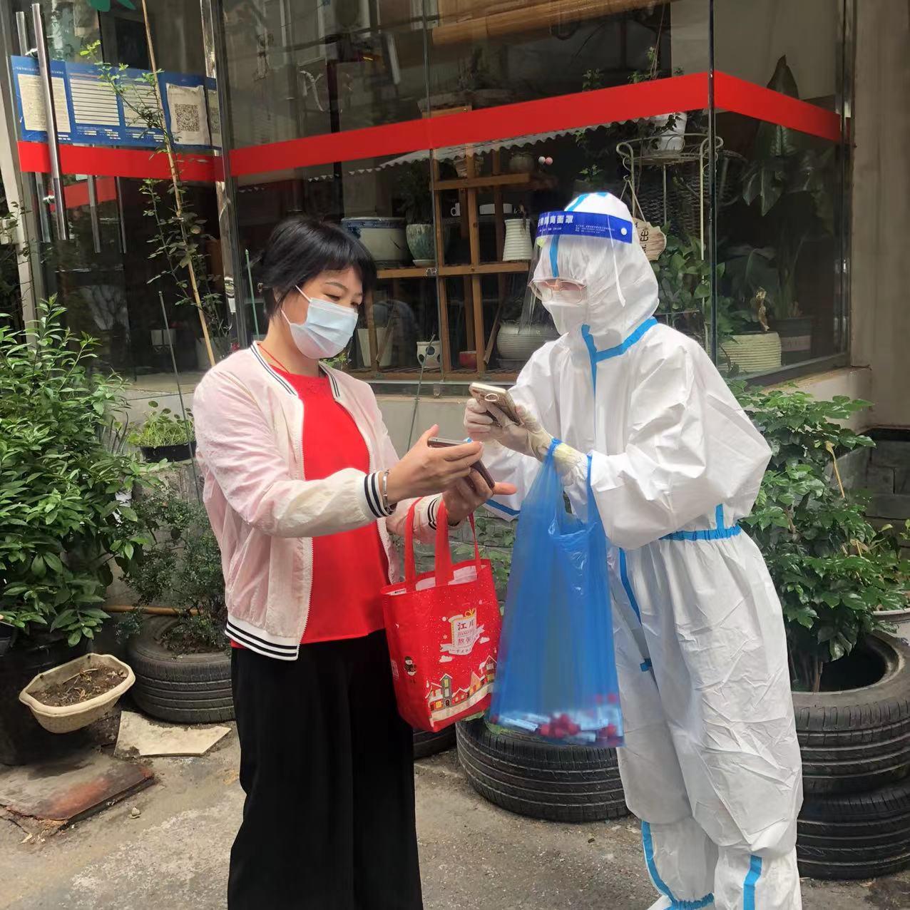 9月5日上午，擔保業(yè)務二部鄒杰（入黨積極分子）到崇德里社區(qū)報道，經(jīng)過崗前培訓后，投入到核酸檢測掃碼錄入工作（1）